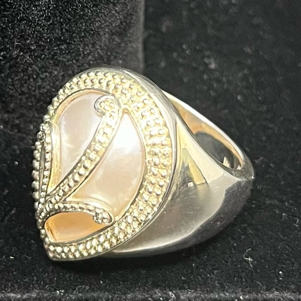 925 Sterling silver Mabe pearl ring size 7. Textured ornate design.